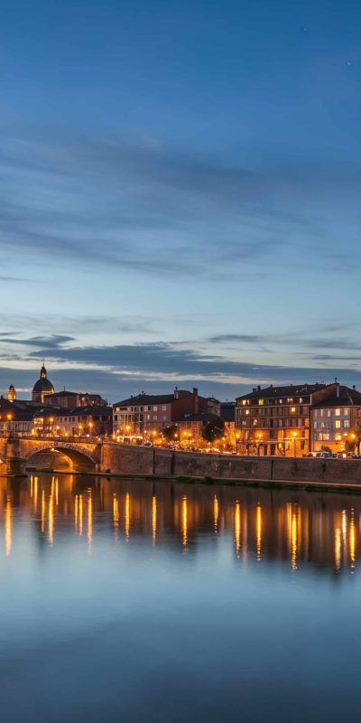 freepik__toulouse-cityscape-at-dusk-garonne-river-reflectin__26812